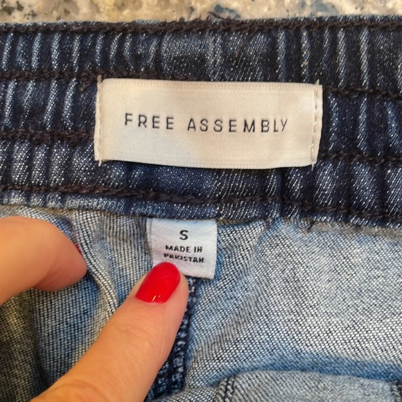 ❤️ 5/$15 Free Assembly pull-on jeans - Picture 4 of 5